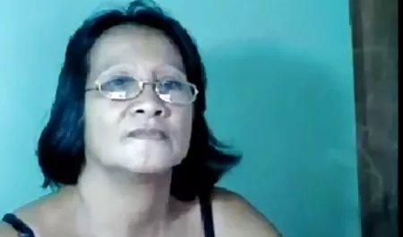 பெரிய இருண்ட முலைக்காம்புகளை உண்மையான ஆபாச முதிர்ந்த