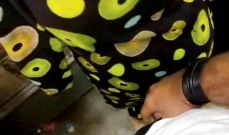 பெரிய மார்பகங்கள் விளையாட நேசிக்கிறார் அவளது realno seks